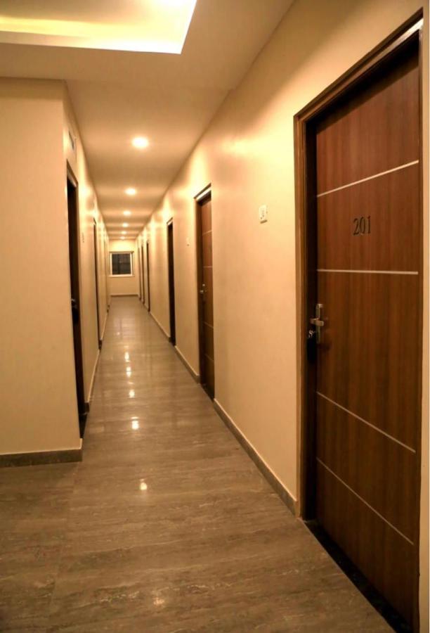 M Square Hotel Vellore Buitenkant foto