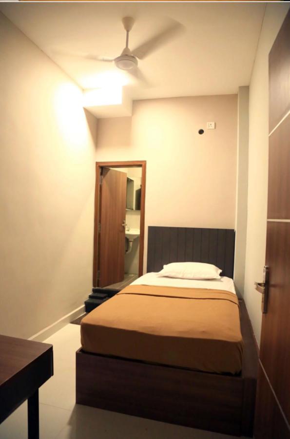 M Square Hotel Vellore Buitenkant foto