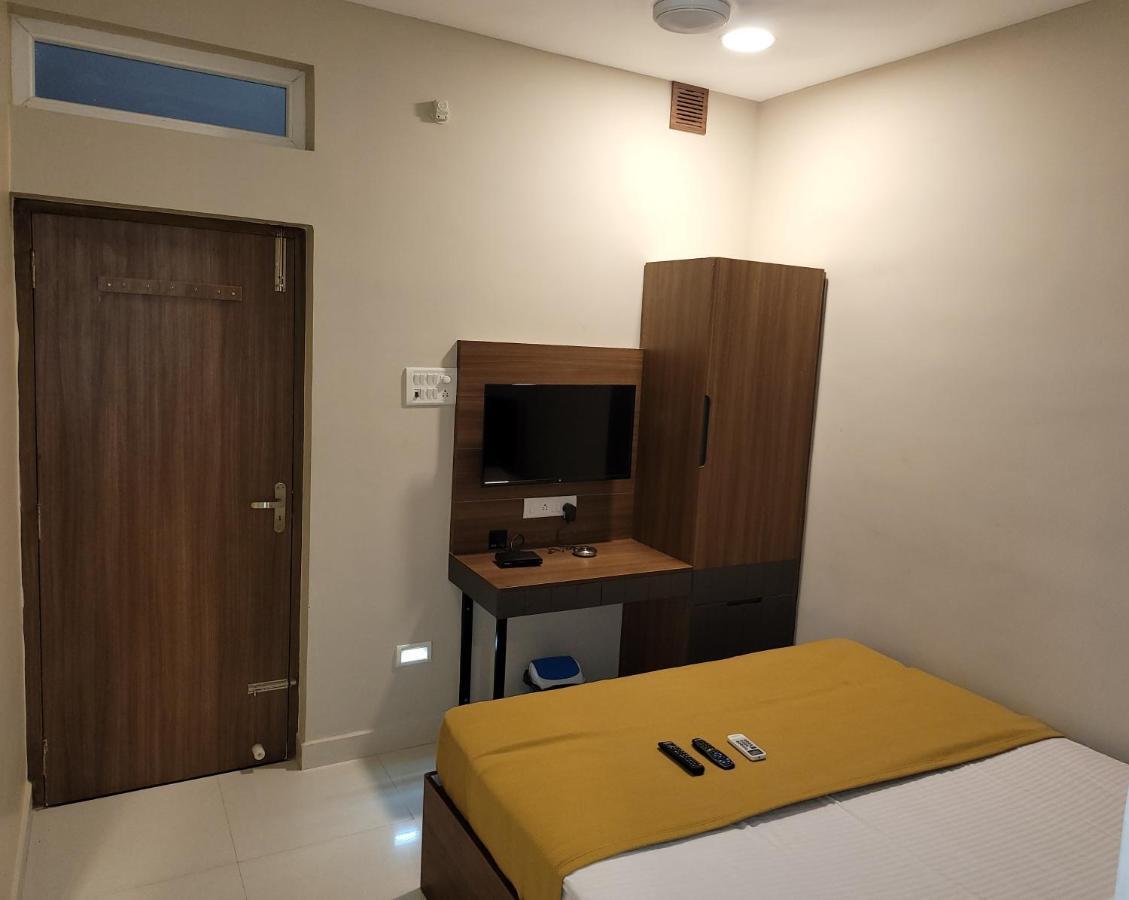 M Square Hotel Vellore Buitenkant foto
