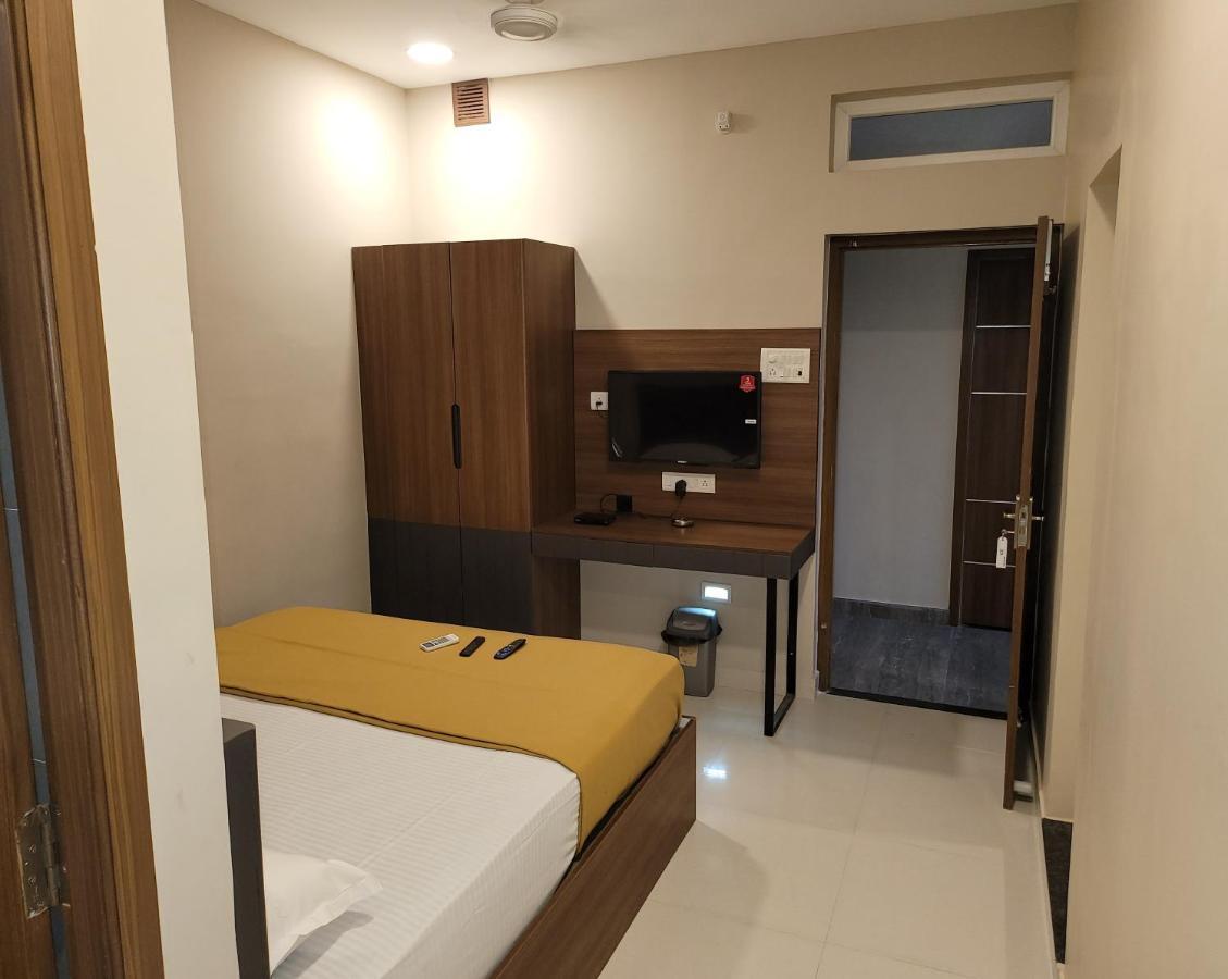 M Square Hotel Vellore Buitenkant foto
