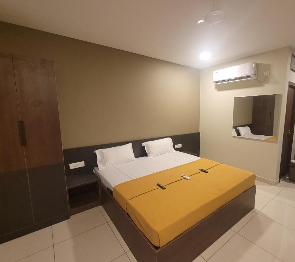 M Square Hotel Vellore Buitenkant foto