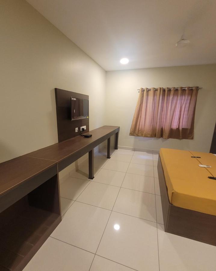 M Square Hotel Vellore Buitenkant foto